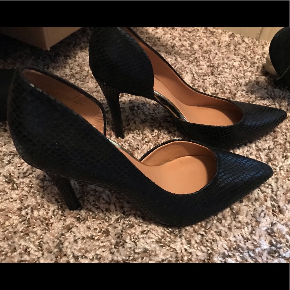 Black pumps